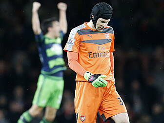 Petr Cech injures himself runn...
